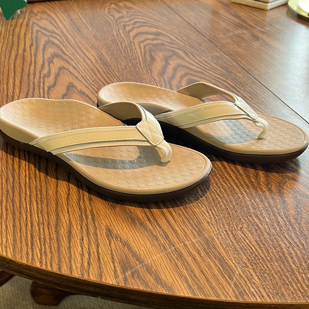 Vionic Cream Flip Flop Sandals